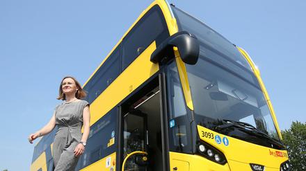 Die BVG-Vorstandsvorsitzende Sigrid Nikutta stellte im August bei den Berliner Verkehrsbetrieben (BVG) in Berlin den neuen Doppeldecker-Bus "Citea DLF" vom niederländischen Hersteller VDL Bus &amp; Coach vor.