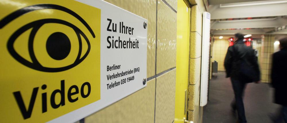 Ein Hinweisschild der Berliner Verkehrsbetriebe (BVG) informiert die Fahrgäste über die Videoaufzeichnung.
