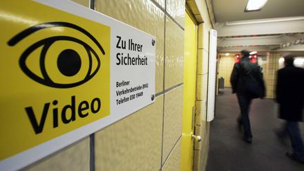 Ein Hinweisschild der Berliner Verkehrsbetriebe (BVG) mit der Aufschrift "Video - Zu Ihrer Sicherheit" weist auf die Videoüberwachung in einem U-Bahnhof hin.