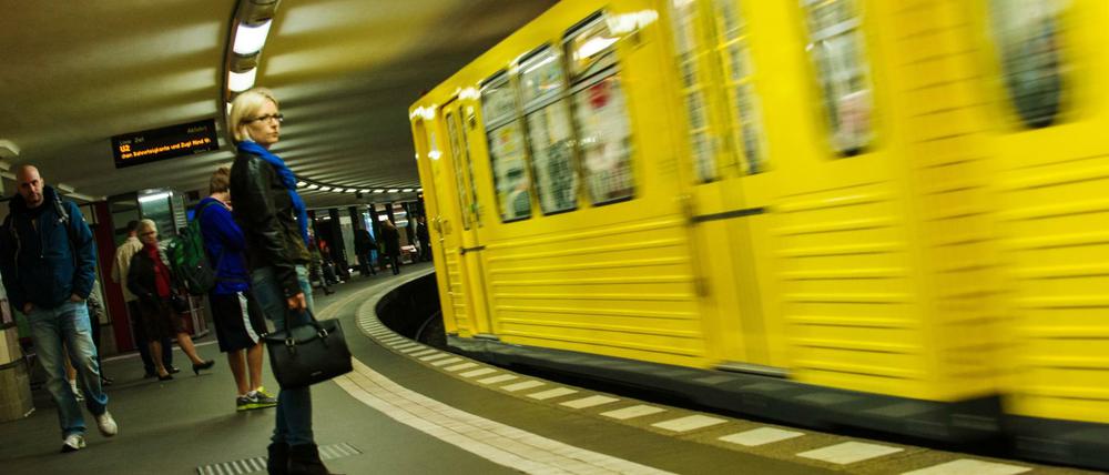 Eine U-Bahn fährt in Berlin in den Bahnhof am Potsdamer Platz ein.