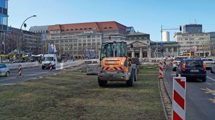 Die ersten Bagger sind. da. Ein Teil der BVG-Tunnelbaustelle auf der Kleiststraße vor dem U-Bahnhof Wittenbergplatz.
