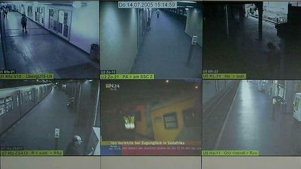 Alles im Blick: Die Videoüberwachung (hier Monitore in der BVG-Sicherheitszentrale) trägt zur Aufklärung vieler Verbrechen bei.
