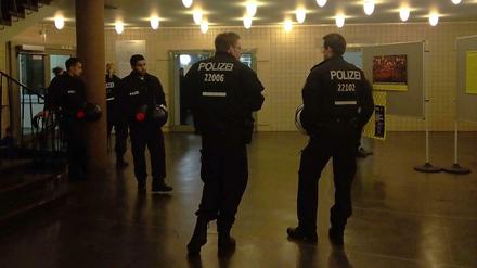 Die Sitzung der BVV von Friedrichshain-Kreuzberg stand am Mittwochabend unter Polizeischutz.