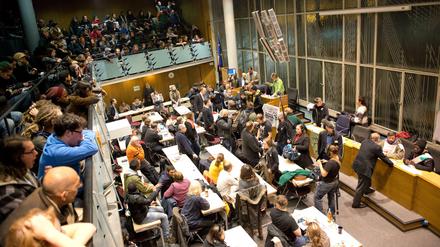 Abgeordnete warten am 27.11.2013 in der Bezirksverordnetenversammlung von Friedrichshain-Kreuzberg in Berlin auf den Beginn der Sitzung