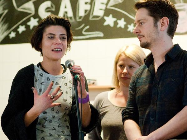 Die Schauspieler aus der TV-Serie "Lindenstrasse", Sara Turchetto (l-r), Jacqueline Svilarov und Michael Baral, eröffnen das THF-Café.