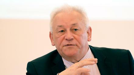 Der Leiter des Brandenburger Verfassungsschutzes, Carlo Weber, bei einer Pressekonferenz 2014.