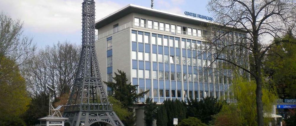 Eiffelturm mit Jägerzaun: Das Centre Français (hier aufgenommen im April 2013) ist von Passanten auf der Müllerstraße nicht zu übersehen. Im Vordergrund die Telefonzelle mit der BücherboXX.
