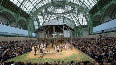 Meine kleine Farm im Grand Palais: Für die Frühling-Sommer-Kollektion 2010 von Chanel verwandelte Karl Lagerfeld die Halle in einen Bauernhof und lieferte passende Entwürfe.
