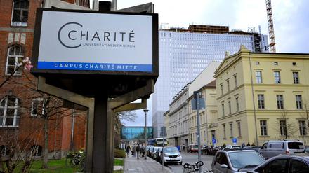 Wird schöner. Der Bettenturm der Charité in der Luisenstraße in Mitte wird seit 2014 saniert, die Klinik insgesamt aufgerüstet.
