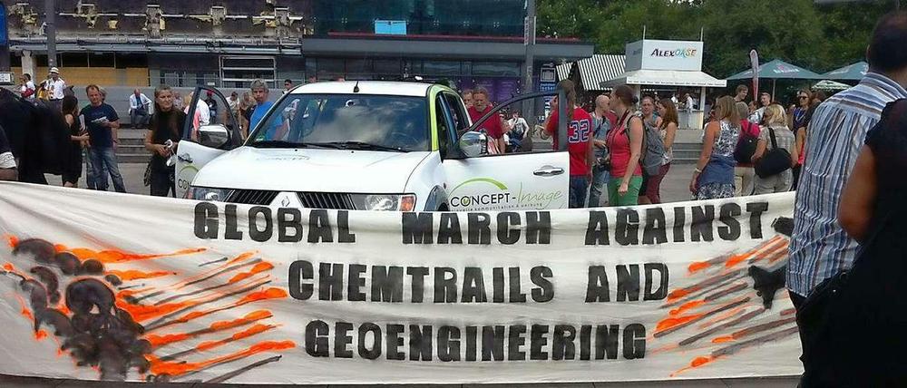 Die Verschwörungstheoretiker riefen zum „Berliner Marsch gegen Chemtrails und Geoengineering“ auf. 