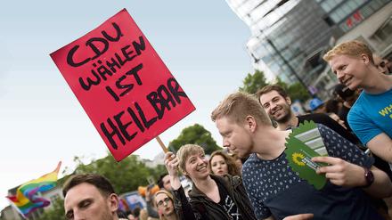 In der Berliner CDU hingegen liegen Befürworter und Gegner der Homo-Ehe im ernsthaften Streit über das, was viele Mitglieder für einen Grundwert im Selbstverständnis der Partei halten – das Familienbild.
