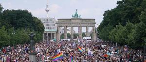 Tausende Menschen nehmen 2021 am Christopher Street Day (CSD) vor dem Brandenburger Tor teil.