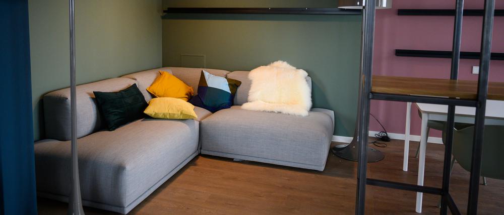 In einem sogenannten Community-Raum in einem neu gebauten Wohnquartier des WG-Anbieters Medici Living unter der Marke ·Quarters· steht eine Couch in der Ecke. Der Anbieter präsentiert 94 neue Premium-WG’s für junge und gutverdienende Berufstätige. 