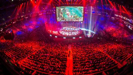 12 000 Fans kamen zum WM-Finale des Computerspiels "League of Legends" in die Mercedes-Benz-Arena in Friedrichshain. 