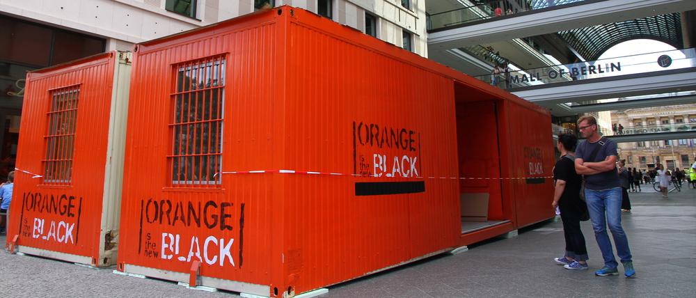 Container-Gefängnis von "Orange is the new Black" an der "Mall of Berlin" am Leipziger Platz in Berlin-Mitte. 