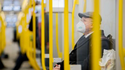 Ein Mann sitzt mit FFP2-Maske in der U-Bahn (Symbolbild).