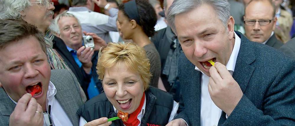 Das Berliner Original: Klaus Wowereit beim Verspeisen einer Currywurst von Curry 36. Bild mit Curry-36-Chefin, Vera Stenschke und Inhaber Lutz Michael Stenschke.