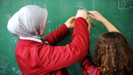 Mit Kopftuch dürfen Berliner Lehrerinnen nur an freien Schulen und Berufsschulen unterrichten.