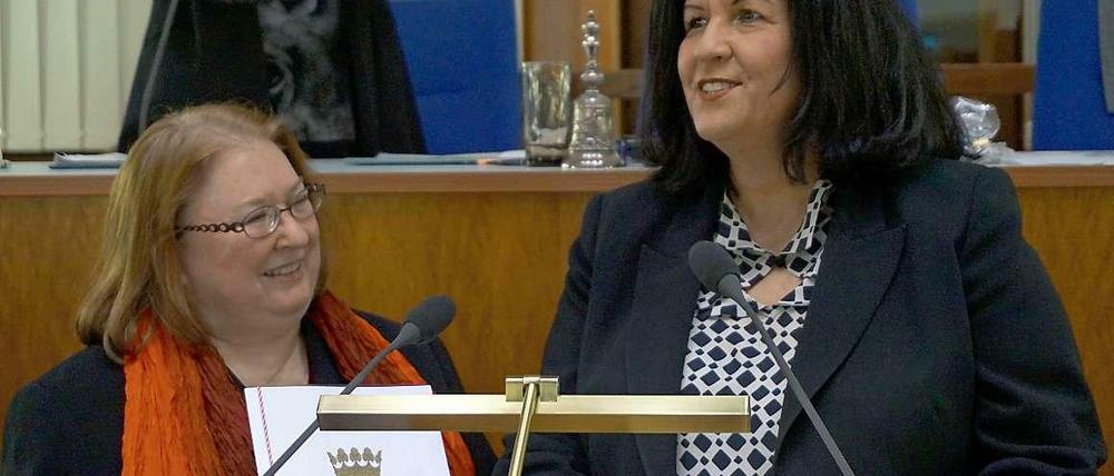 Amtsantritt. Stadträtin Dagmar König (links) bekam ihre Ernennungsurkunde von BVV-Vorsteherin Judith Stückler.