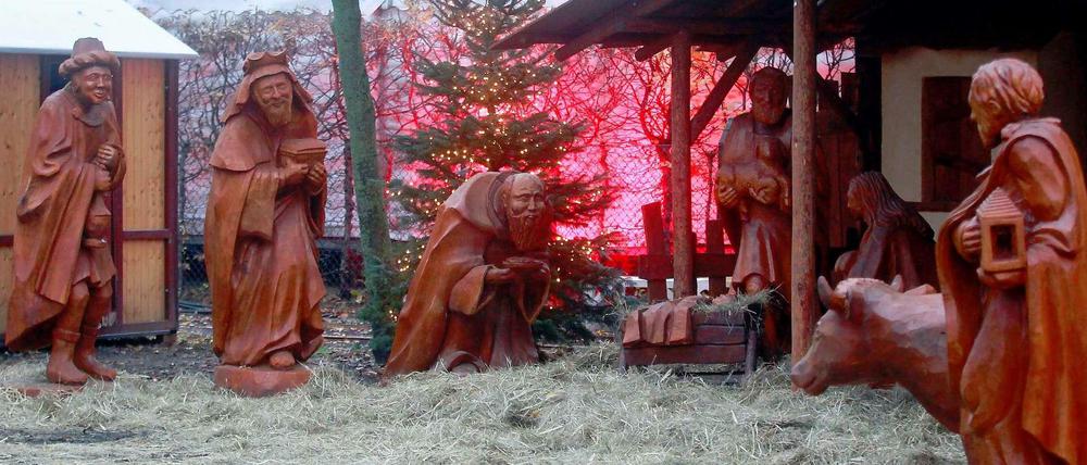 Team komplett. Die Figuren der neuen Krippe am Weihnachtsmarkt vor dem Schloss Charlottenburg stehen schon mal. Jede entstand aus einem Baumstamm und ist 200 Kilo schwer.