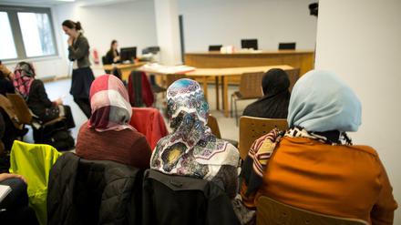 Frauen mit Kopftüchern, am Mittwoch im Berliner Arbeitsgericht. Die Klägerin war nicht erschienen.