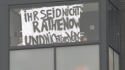 "Hunderte Menschen protestierten am Sonnabend in Rathenow gegen einen Aufmarsch des asylkritischen "Bürgerbündnisses Deutschland".