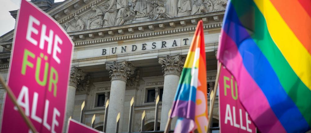 Beim Bundesrat hat sich Berlin in der Frage "Ehe Für Alle" enthalten. Jetzt will die CDU ihre Mitglieder befragen. 