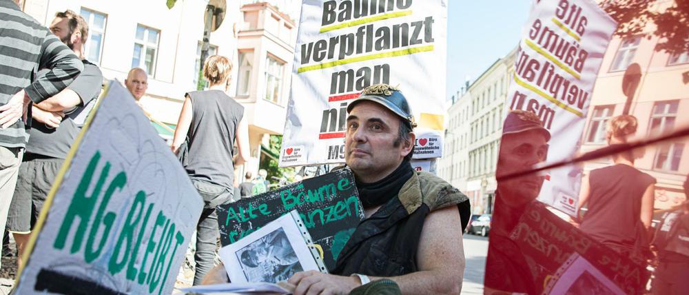 Bei der Demonstration für seinen "Gemischtwarenladen für Revolutionsbedarf", M99, war natürlich auch Inhaber Hans-Georg Lindenau dabei.