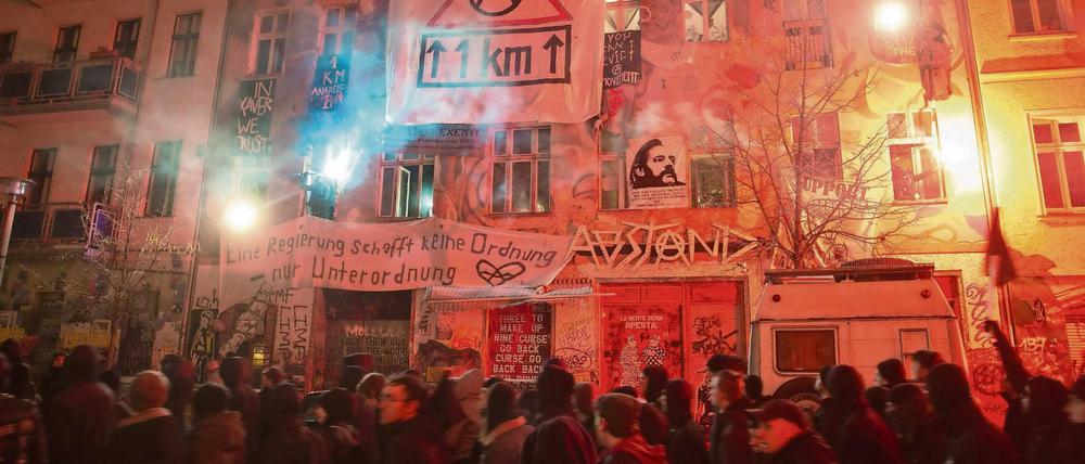 Eine Demo in der Rigaer Straße im Februar. Die Spannung zwischen Linksextremen und Polizei ist in diesem Jahr noch einmal gestiegen.
