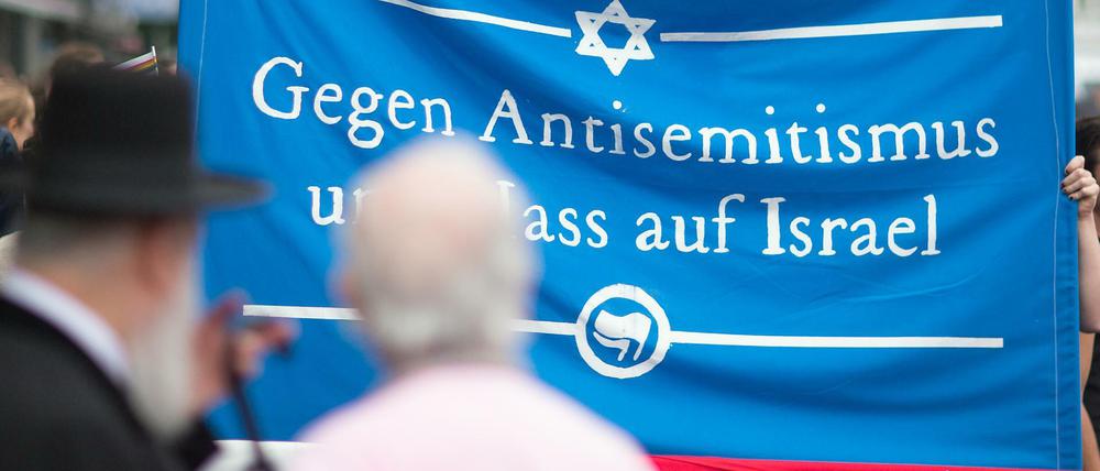 Pro-Israel-Aktivisten demonstrieren am 25.07.2014 gegen eine Veranstaltung anlässlich des Al-Kuds-Tag in Berlin.