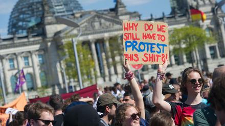 "Warum müssen wir immer noch gegen diesen Scheiß protestieren?!" Fragen sich nicht nur diese Demonstrantinnen beim Reichstag.