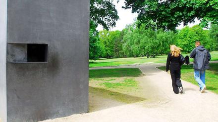 Das im Mai 2008 eingeweihte Denkmal für die von den Nationalsozialisten verfolgten Homosexuellen. Der 3,60 Meter hohe und 1,90 Meter breite Betonquader wurde von dem dänisch-norwegischen Künstler-Duo Michael Elmgreen und Ingar Dragset entworfen. Durch ein Fenster kann man im Inneren einen Film mit zwei sich küssenden Männern sehen. Das Denkmal steht im Großen Tiergarten in der Nähe der Ebertstraße. 