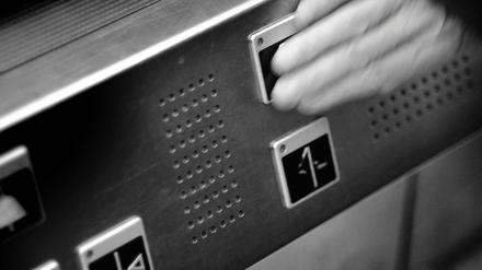 Die großen Tasten in den Fahrstühlen der S-Bahn lassen sich für Blinde einfach finden und bedienen.