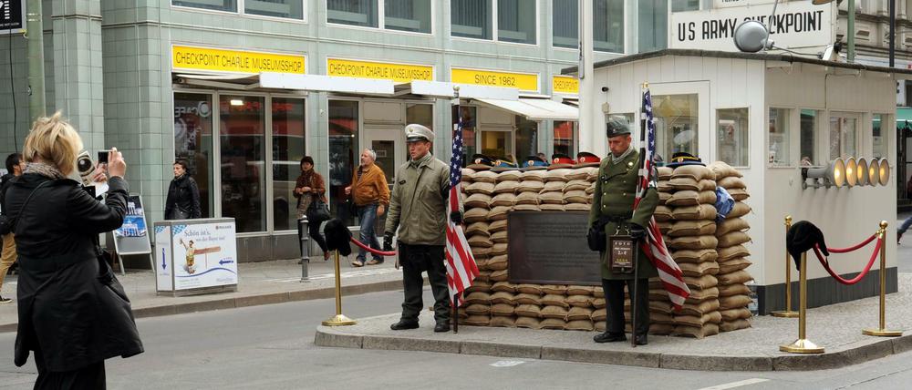 Die als US-Soldaten verkleideten Männer am Checkpoint Charlie sind ein beliebtes Fotomotiv für Touristen. 
