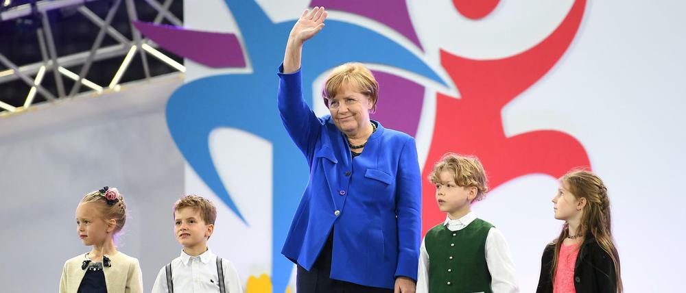 Bundeskanzlerin Angela Merkel (CDU) kommt in Berlin zur Stadiongala im Olympiastadion. 