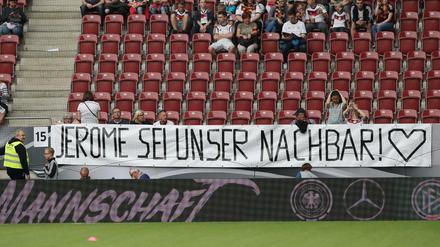 Deutsche Fußballfans haben vor an der Bande ein Transparent mit Aufschrift "Jerome Boateng sei unser Nachbar" angebracht.