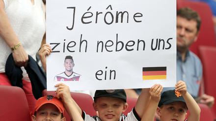 Deutsche Fußballfans zeigen vor Spielbeginn ein Plakat mit der Aufschrift "Jerome zieh neben uns ein".