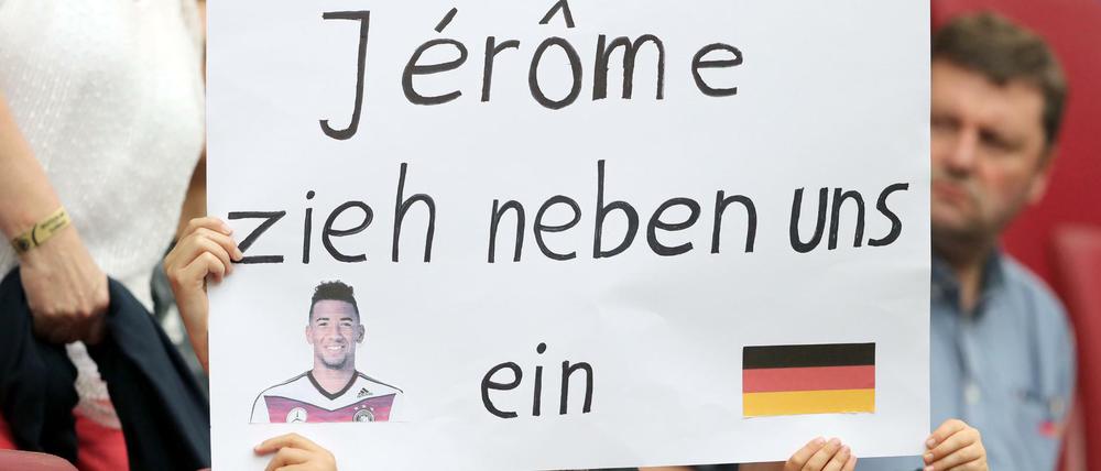 Deutsche Fußballfans zeigen vor Spielbeginn ein Plakat mit der Aufschrift "Jerome zieh neben uns ein".