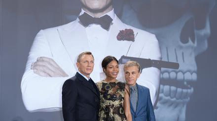 Große Leinwand für die Stars: Die Schauspieler Daniel Craig (l-r), Naomie Harris und Christoph Waltz bei der Premiere des 007-Streifens am Potsdamer Platz.