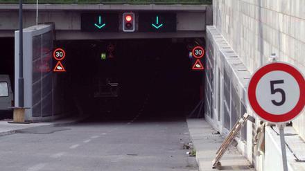 Die Einfahrt zum Berliner Tiergarten-Tunnel (B96) am Kemperplatz in Tiergarten Richtung Spreebogen.