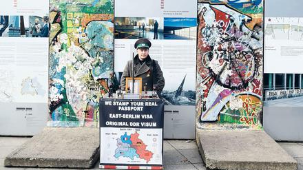 Die Mauer. Darsteller von DDR-Grenzern will das Bezirksamt Mitte am Potsdamer Platz nicht dulden.