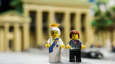 Die Queen (l) in Berlin - hier mit Bundeskanzlerin Angela Merkel im Legoland als Legofiguren vor dem Brandenburger Tor aus Spielzeugsteinen. 