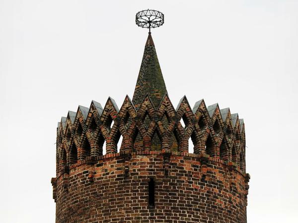 Der Plauer Torturm erhielt zur 1000-Jahrfeier der Stadt ein Kegeldach mit expressionistischen Zinnen und Storchennest. 
