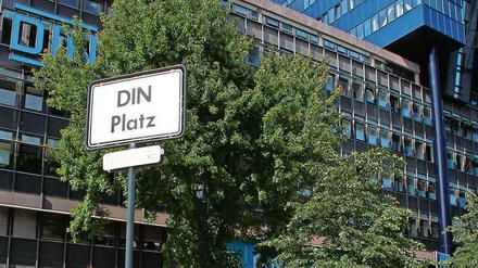 Seit sechs Jahren trägt der Platz an der Kurfürsten-, Ecke Burggrafenstraße den Namen des Deutschen Instituts für Normung (DIN).