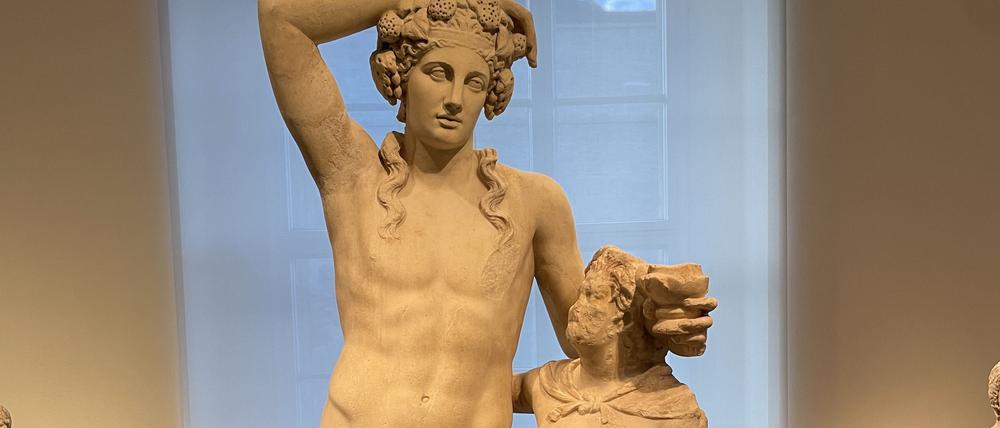 „Ausgegraben“ aus dem Depot nach über 50 Jahren: Statuengruppe mit Dionysos und Satyr, um 160/170 nach unserer Zeit in der Antikensammlung Berlin.