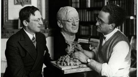 Alfred Döblin mit dem Bildhauer Harald Isenstein. Das Foto entstand um 1930 in Döblins Wohnung in der damaligen Frankfurter Allee 340. Die heutige Adresse wäre Karl-Marx-Allee 129 oder 130. 