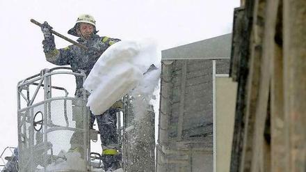 Bisher mussten eher Berlins Feuerwehrleute Hochleistungen zeigen, wenn mal wieder zu viel Schnee fiel. Nun müssen auch Potsdams Athleten Einsatz zeigen: Wenn es schneit, müssen sie raus aus der Halle. 