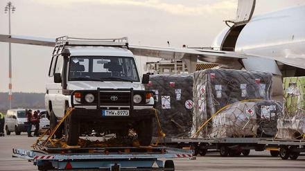 Am Flughafen in Berlin-Schönefeld werden Hilfsgüter verladen. Mit Fahrzeugen und Medikamenten soll es nach Afrika gehen.