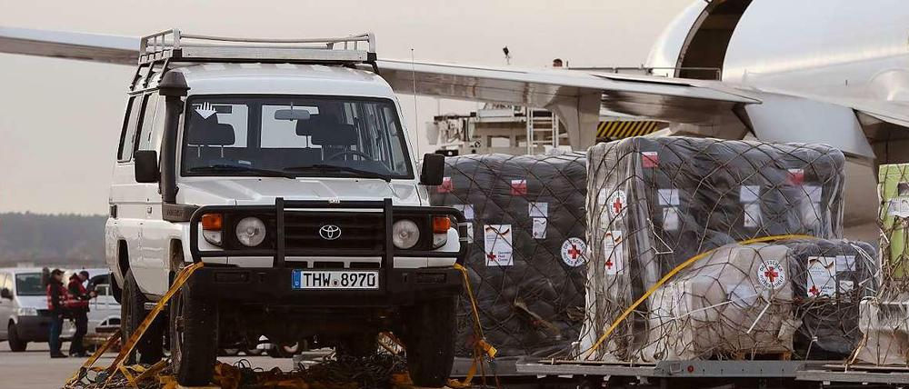 Am Flughafen in Berlin-Schönefeld werden Hilfsgüter verladen. Mit Fahrzeugen und Medikamenten soll es nach Afrika gehen.