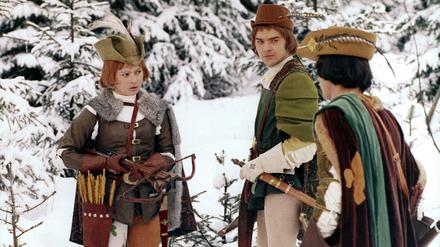 Als Jäger verkleidet, schießt Aschenbrödel (Libuse Safrankova) mit dem Prinzen (Pavel Travnicek, rechts) um die Wette. 
